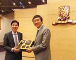 Mr. Huang Shili (left), Director of Ningbo Education Bureau and Prof. Joseph Sung (right), Vice-Chancellor of CUHK.